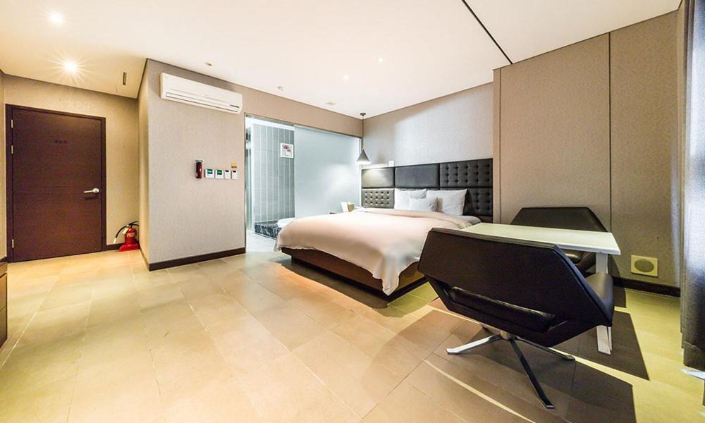 Yeongdeungpo Lifestyle F Hotel Seoul Bagian luar foto